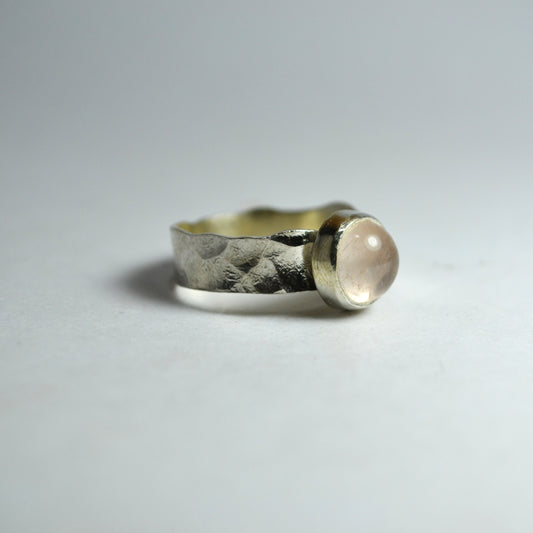 Anillo de Cuarzo Rosa texturado